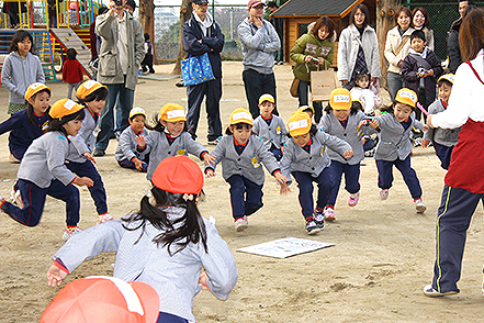 郷土に親しむ（園庭にて）