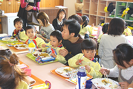 給食参観（園内にて）